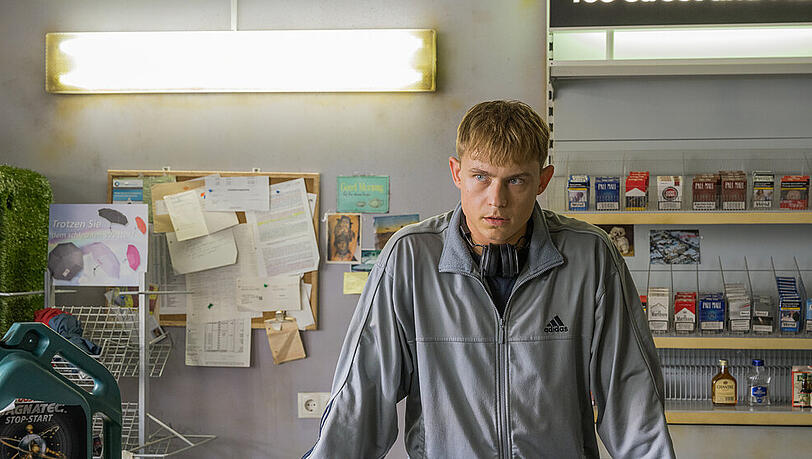 Dennis Mojen in der Netflix-Produktion "Isi & Ossi". Dennis Mojen in der Netflix-Produktion "Isi & Ossi".