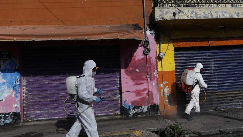 Coronavirus-Pandemie: In Mexiko-Stadt sprühen Arbeiter eine Desinfektionslösung auf die Straße. Coronavirus-Pandemie: In Mexiko-Stadt sprühen Arbeiter eine Desinfektionslösung auf die Straße.
