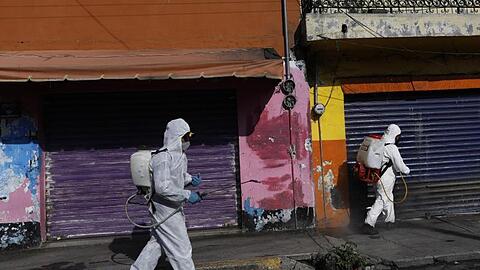Coronavirus-Pandemie: In Mexiko-Stadt sprühen Arbeiter eine Desinfektionslösung auf die Straße.