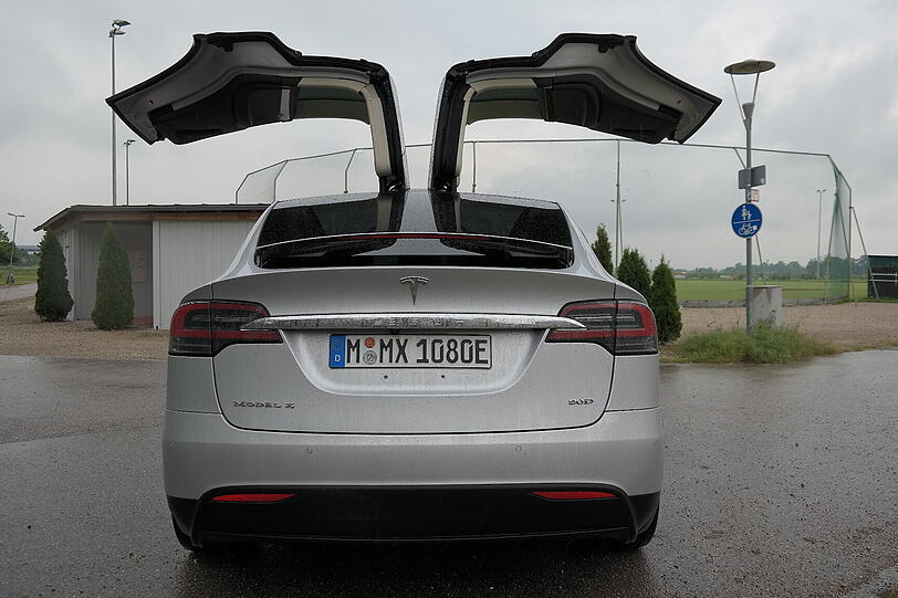Der Tesla Model X ist ein E-SUV mit Flügeltüren. Mit solch einem Modell verunfallte Walter P. (Archivbild)