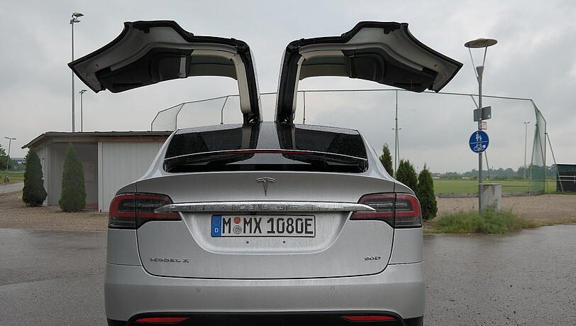 Der Tesla Model X ist ein E-SUV mit Flügeltüren. Mit solch einem Modell verunfallte Walter P. (Archivbild) Der Tesla Model X ist ein E-SUV mit Flügeltüren. Mit solch einem Modell verunfallte Walter P. (Archivbild)