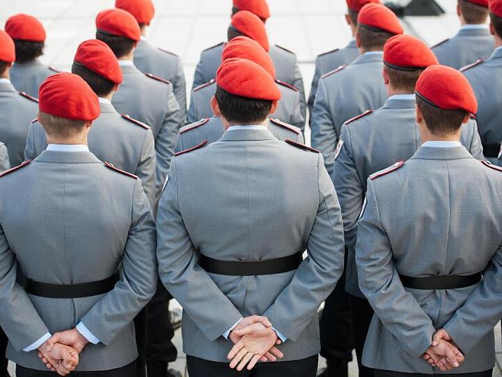 Bundeswehrsoldaten sind im Bendlerblock zu ihrem feierlichen Gelöbnis angetreten. Foto: Maurizio Gambarini/dpa/Archiv