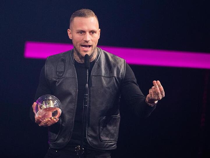Kontra K freut sich über die Auszeichnung in der Kategorie "Bester Hip-Hop Act".