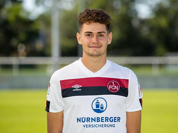 Alexander Fuchs vom 1. FC Nürnberg steht neben dem Platz. Foto: Daniel Karmann/dpa/Archivbild