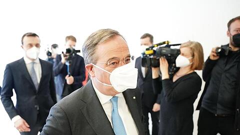 Der CDU-Vorsitzende und Ministerpräsident von Nordrhein-Westfalen, Armin Laschet und CDU-Generalsekretär Paul Ziemiak (l) verlassen eine Pressekonferenz im Konrad-Adenauer-Haus zur Kanzlerkandidatenfrage der Union.