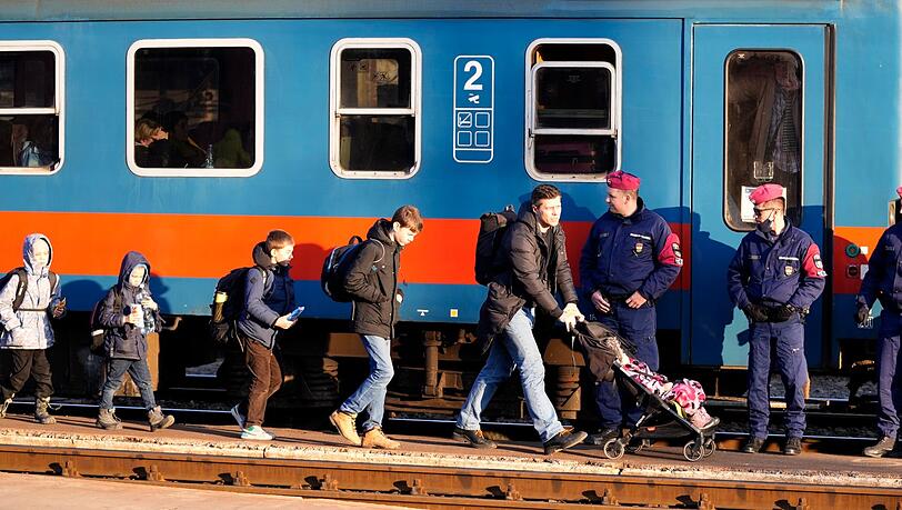 Flüchtlinge, die vor dem Krieg in der Ukraine geflohen sind, kommen am ungarischen Bahnhof in Zahony an. Flüchtlinge, die vor dem Krieg in der Ukraine geflohen sind, kommen am ungarischen Bahnhof in Zahony an.