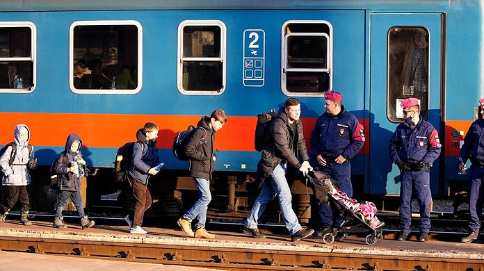Flüchtlinge, die vor dem Krieg in der Ukraine geflohen sind, kommen am ungarischen Bahnhof in Zahony an.