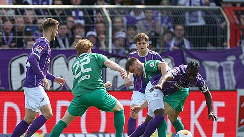 Osnabrücks Maxwell Gyamfi (r) im Kampf um den Ball mit Führts Lukas Petkov (3.v.r).
