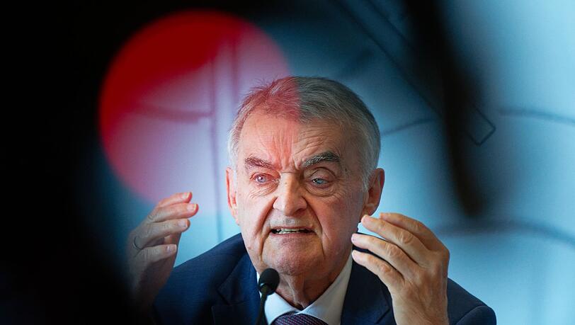 NRW-Innenminister Herbert Reul (CDU) liegt nach einem Sturz im Krankenhaus (Archivbild) NRW-Innenminister Herbert Reul (CDU) liegt nach einem Sturz im Krankenhaus (Archivbild)