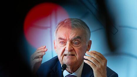NRW-Innenminister Herbert Reul (CDU) liegt nach einem Sturz im Krankenhaus (Archivbild)