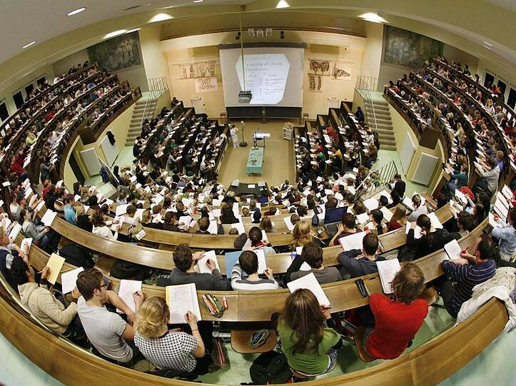 Studenten in einem Uni-Hörsaal.