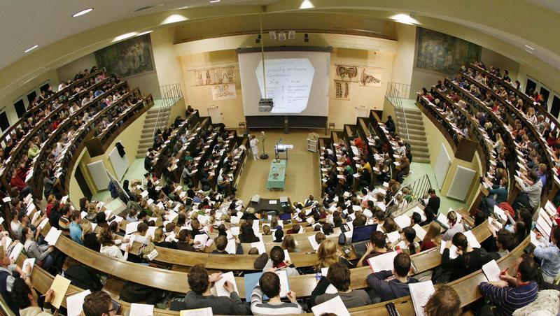 Studenten in einem Uni-Hörsaal. Studenten in einem Uni-Hörsaal.