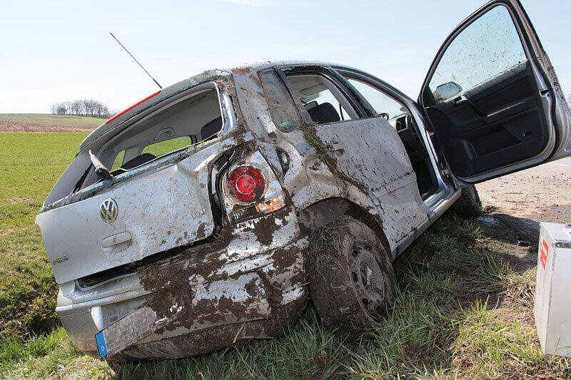 Schwerer Unfall bei Ziegelsham: Das Fahrzeug fuhr von Heldenstein in Richtung Schwindegg. Auf Höhe des Weilers Ziegelsham kam der Lenker nach Rechts von der Fahrbahn ab, steuerte dagegen und fuhr dann schließlich nach Links in den Bach wo sich das Fahrzeug überschlug und auf den Rädern wieder zum stehen kam. Drei Menschen wurden verletzt.