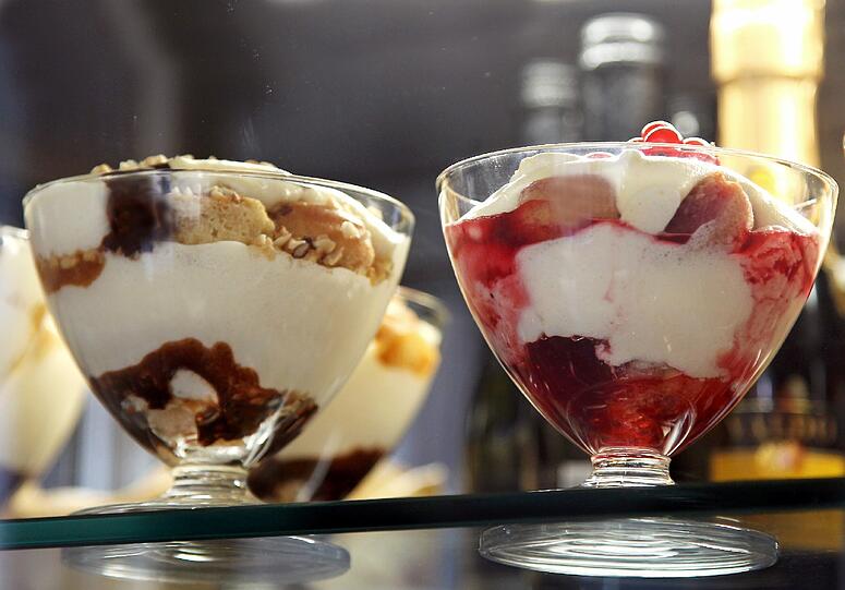 Die Spezialität des Hauses sind die vielen verschiedenen Tiramisu-
Variationen: mit Erdbeer, mit Champagner, mit weißer Schokolade.
