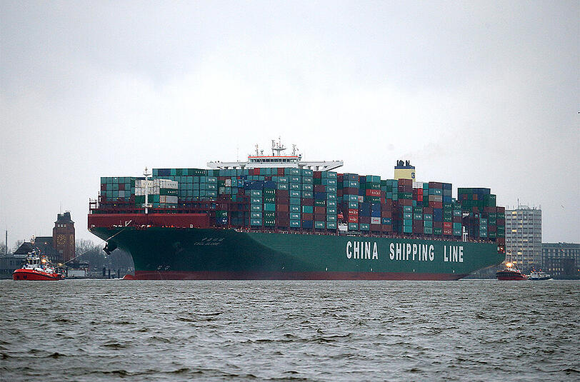 Nach Hamburg kommt die "CSCL Globe" nicht voll beladen und mit einem reduzierten Tiefgang von 12,60 Metern.