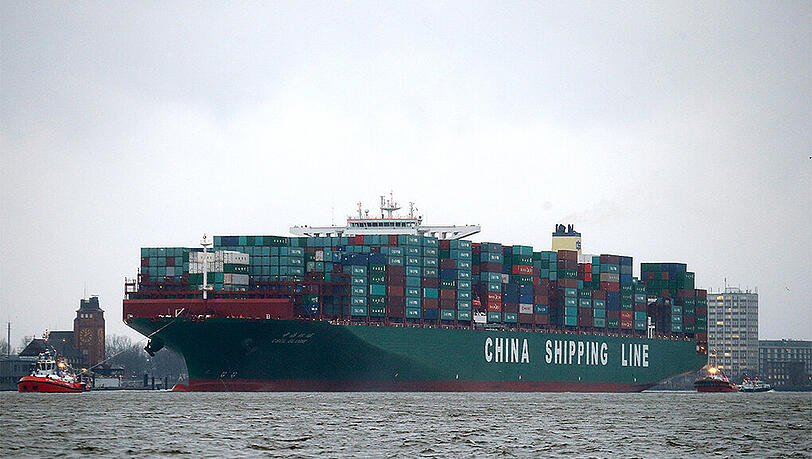 Nach Hamburg kommt die "CSCL Globe" nicht voll beladen und mit einem reduzierten Tiefgang von 12,60 Metern. Nach Hamburg kommt die "CSCL Globe" nicht voll beladen und mit einem reduzierten Tiefgang von 12,60 Metern.