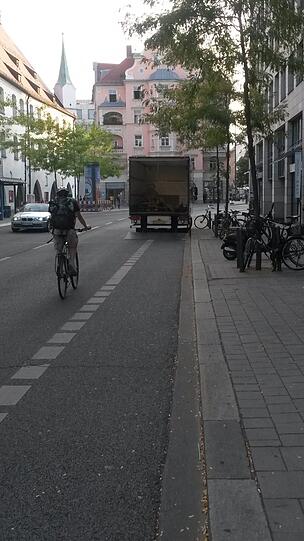 Ein alltägliches Ärgernis: Der Radlstreifen ist da, aber zugeparkt. Foto: Rathaus-SPD