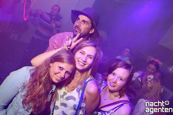 Fesche Madln und stramme Buam haben natürlich auch im Tor Club ordentlich gefeiert. Mehr Bilder unter: href="http://www.nachtagenten.de/event/19.09.2015/tor-club/tor-club-wiesn-2015-time-to-r-eh-ab.332566.html