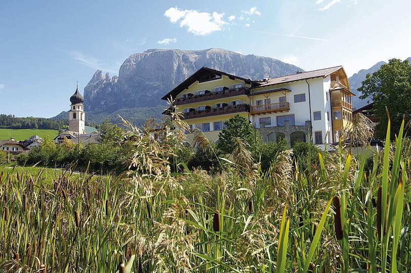 Das Gartenhotel Völser Hof liegt malerisch unter dem Schlernmassiv.