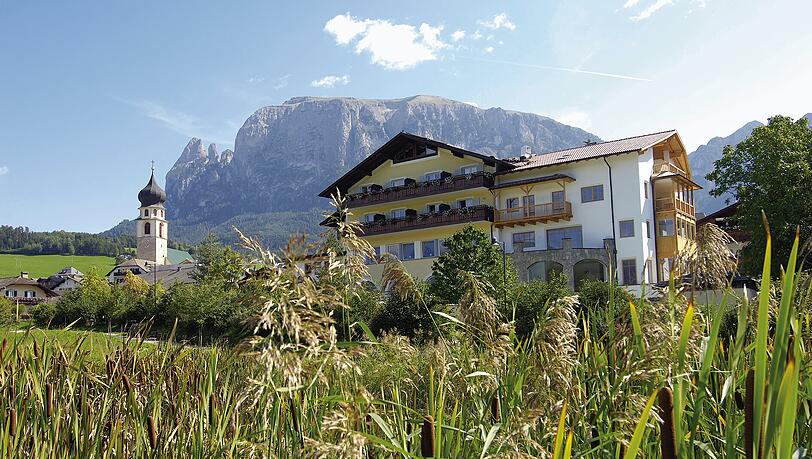 Das Gartenhotel Völser Hof liegt malerisch unter dem Schlernmassiv. Das Gartenhotel Völser Hof liegt malerisch unter dem Schlernmassiv.