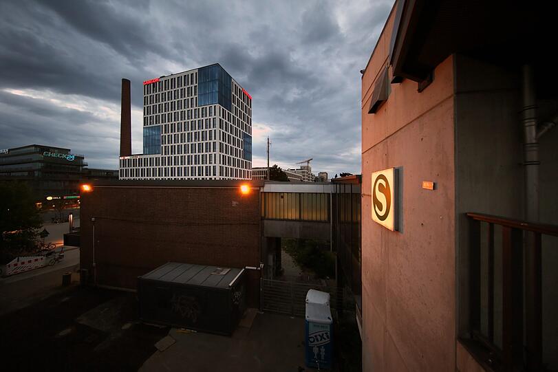 Blick in den den grauen Morgenhimmel.