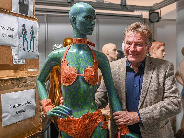 Alexander Ruscheinsky, Regensburger Unternehmer, steht neben einer Avatar-Puppe mit einem Bikini. Foto: Armin Weigel/dpa