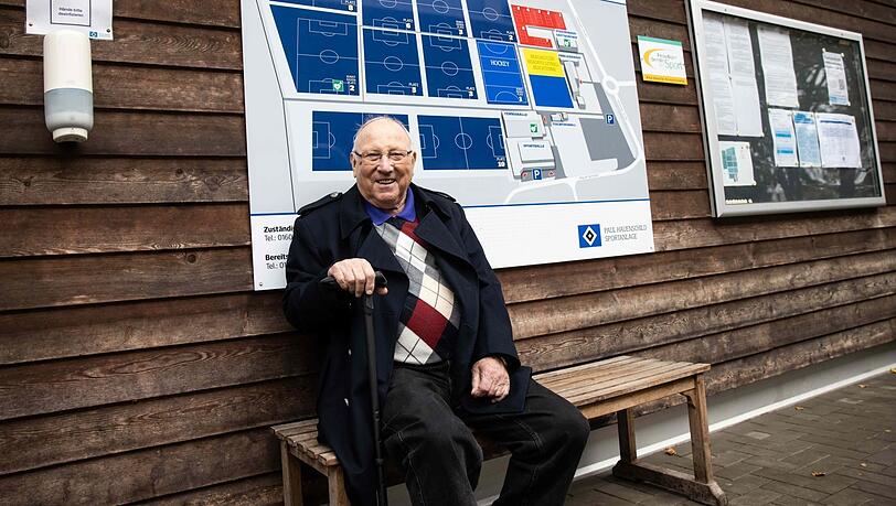 Mit Stock, aber bei guter Gesundheit: Uwe Seeler.
