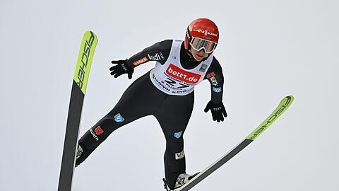 Katharina Althaus springt von der Mühlenkopfschanze in Willingen.