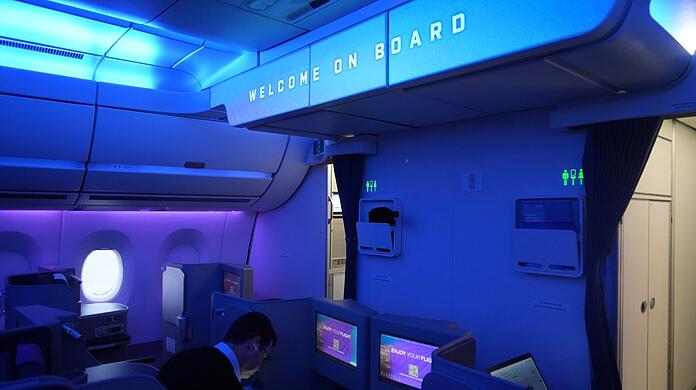 Beamer können Willkommensgrüße, Sternenhimmel, Sonnenaufgang oder auch -untergang projizieren. Das LED-Licht sorgt laut Airbus für deutlich weniger Jetlag.