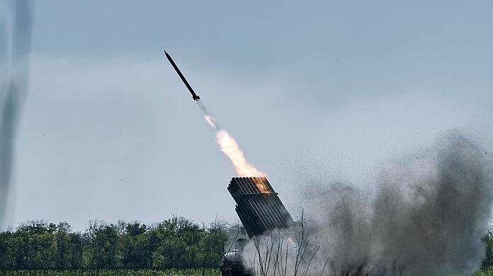 Ein Grad-Mehrfachraketenwerfer der ukrainischen Armee feuert Raketen auf russische Stellungen an der Frontlinie in der Nähe von Bachmut in der Region Donezk.