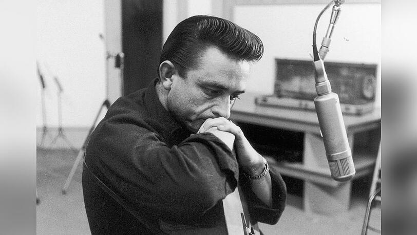 Johnny Cash im Jahr 1959 während einer Session im Tonstudio. Johnny Cash im Jahr 1959 während einer Session im Tonstudio.