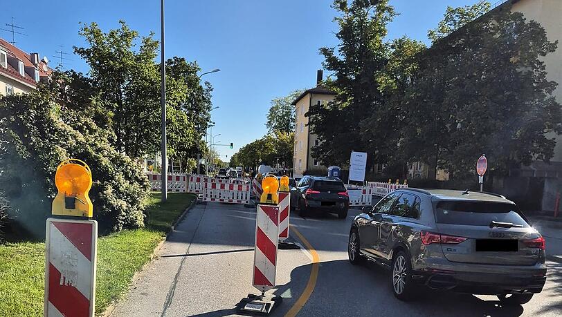 Diese Straßensperrung auf der Stadelheimer Straße sorgt für Ärger. Jetzt muss das Rathaus dazu Fragen beantworten.