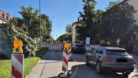 Diese Straßensperrung auf der Stadelheimer Straße sorgt für Ärger. Jetzt muss das Rathaus dazu Fragen beantworten.