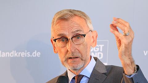 Sachsens Innenminister, Armin Schuster (CSU), sagt, die Umstellung auf Asylbewerberleistungen für neu angekommene ukrainische Flüchtlinge müsse jetzt schnell kommen. (Archivfoto)