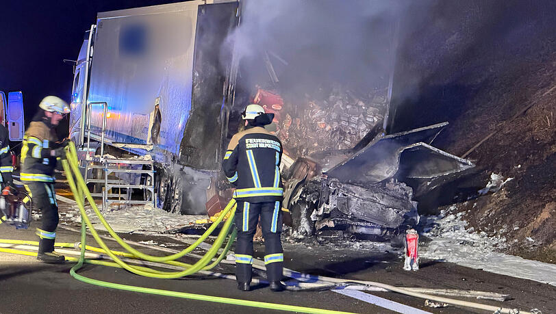 Ein Autofahrer ist bei der Flucht vor der Polizei mit seinem Jaguar unter einen Lastwagen geraten und gestorben. Das Fahrzeug habe bei dem Unfall auf der Autobahn 9 bei Greding Feuer gefangen, teilte die Polizei mit. Ein Autofahrer ist bei der Flucht vor der Polizei mit seinem Jaguar unter einen Lastwagen geraten und gestorben. Das Fahrzeug habe bei dem Unfall auf der Autobahn 9 bei Greding Feuer gefangen, teilte die Polizei mit.