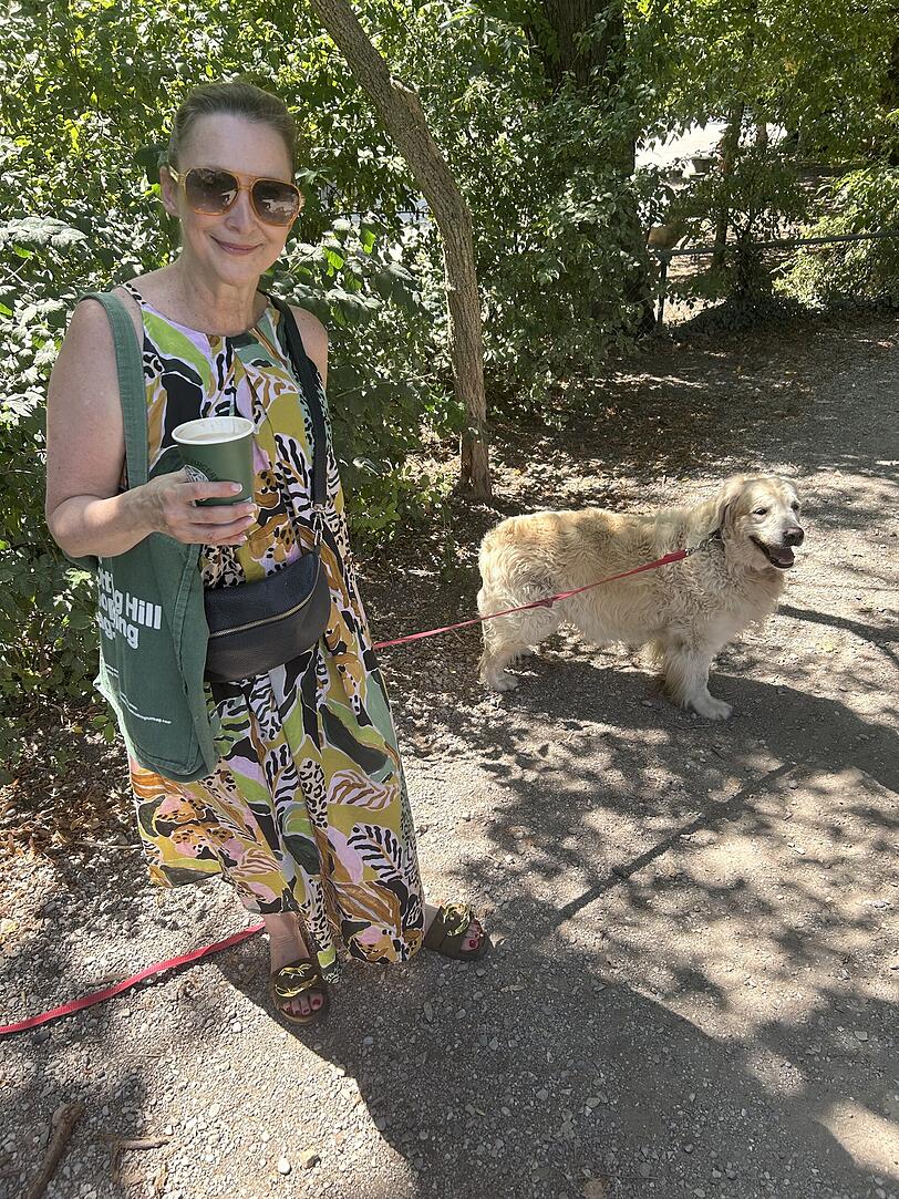 Br&uuml;ckenflaneurin Janine Peckham mit Hund Annie.