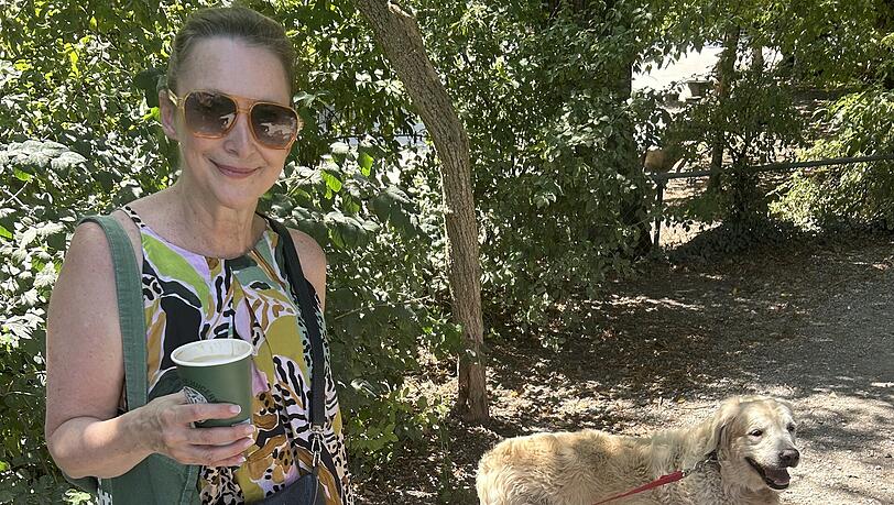 Brückenflaneurin Janine Peckham mit Hund Annie. Brückenflaneurin Janine Peckham mit Hund Annie.