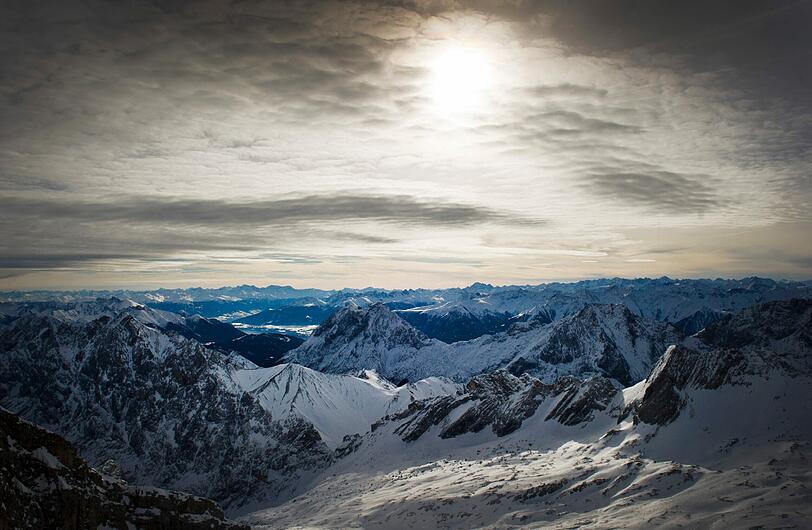 Die Sonne scheint bei eisigen Temperaturen über den Alpen in Grainau.