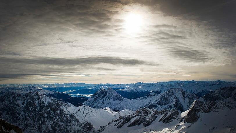 Die Sonne scheint bei eisigen Temperaturen über den Alpen in Grainau. Die Sonne scheint bei eisigen Temperaturen über den Alpen in Grainau.