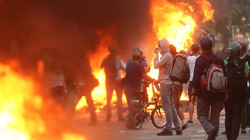 Schockierende Bilder vom Freitagabend: Marodierende Chaoten streifen durch das Hamburger Schanzenviertel, zünden Barrikaden an, randalieren und verbreiten Gewalt.