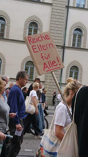 Motto: ausspekuliert! Am Samstag kamen um die 10.000 Menschen zur großen Demo gegen Spekulanten, Mietwahnsinn und für mehr Mieterschutz nach München.