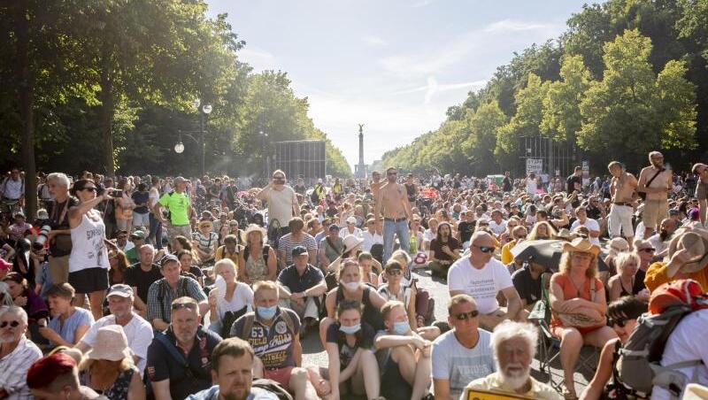 Trotz steigender Infektionszahlen haben Tausende Menschen in Berlin protestiert.