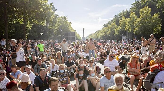 Trotz steigender Infektionszahlen haben Tausende Menschen in Berlin protestiert.