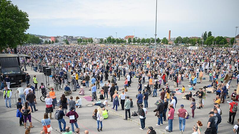 Auf dem weitläufigen Cannstatter Wasen in Stuttgart, wo am vergangenen Samstag (09.05.) rund 5.000 Personen demonstrierten, ließ sich der Mindestabstand leichter einhalten als auf dem Marienplatz. (Archivbild)