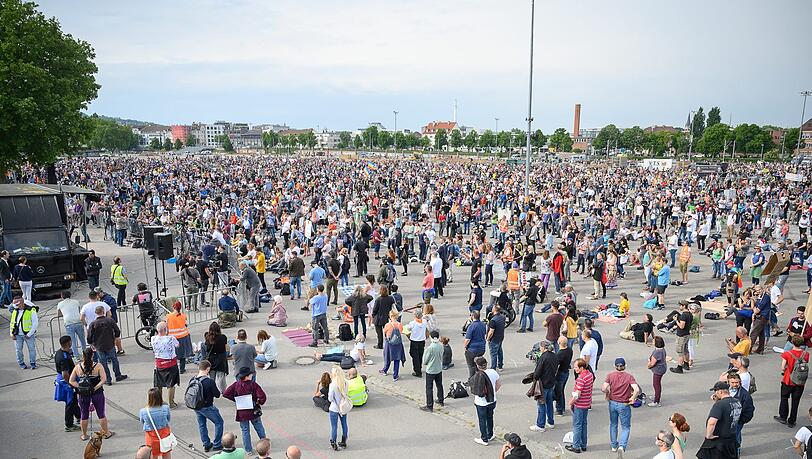 Auf dem weitläufigen Cannstatter Wasen in Stuttgart, wo am vergangenen Samstag (09.05.) rund 5.000 Personen demonstrierten, ließ sich der Mindestabstand leichter einhalten als auf dem Marienplatz. (Archivbild) Auf dem weitläufigen Cannstatter Wasen in Stuttgart, wo am vergangenen Samstag (09.05.) rund 5.000 Personen demonstrierten, ließ sich der Mindestabstand leichter einhalten als auf dem Marienplatz. (Archivbild)