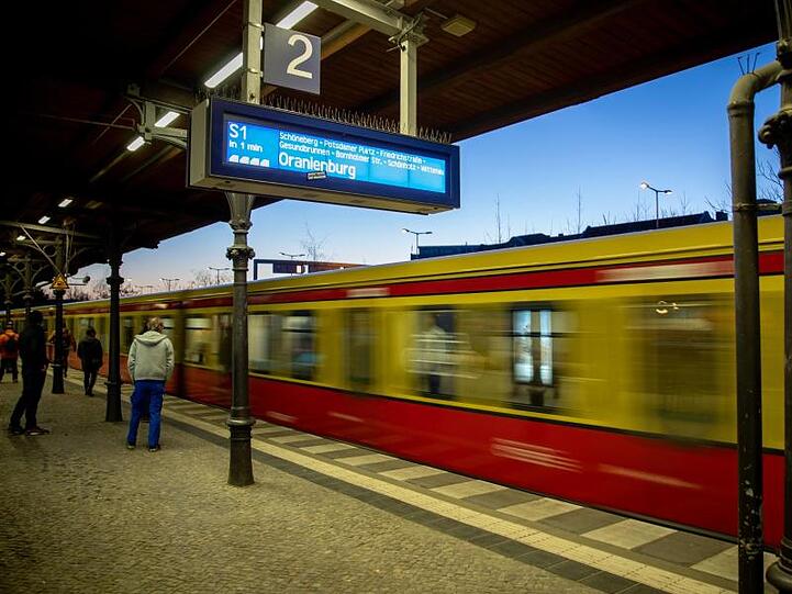 S-Bahn in Berlin: Laut einer Studie ist man in der Hauptstadt mit dem Nahverkehr rekordschnell unterwegs.