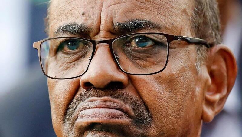 Der sudanesische Ex-Präsident Omar al-Bashir ist wegen Korruption, Devisenvergehen und der illegalen Anhäufung von Vermögen verurteilt worden. Der sudanesische Ex-Präsident Omar al-Bashir ist wegen Korruption, Devisenvergehen und der illegalen Anhäufung von Vermögen verurteilt worden.