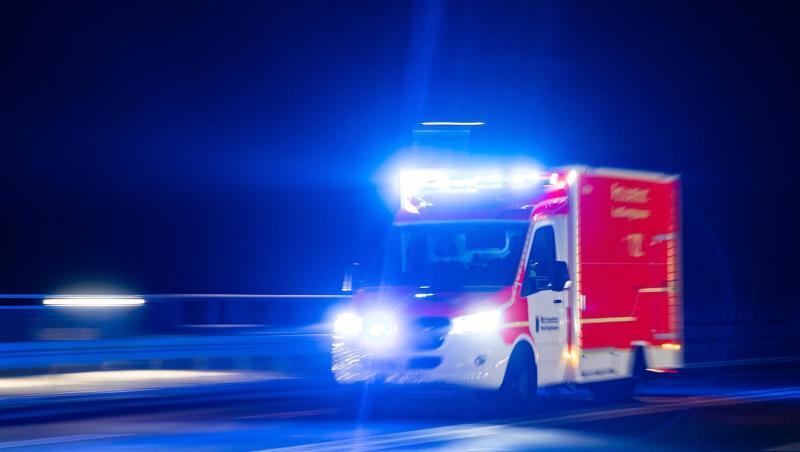 Ein Rettungswagen fährt mit Blaulicht über eine Straße. Foto: Marcel Kusch/dpa/Archivbild