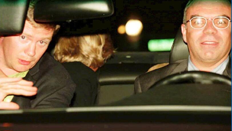 Eines der letzten Fotos: Diana saß auf dem Rücksitz des Unfallwagens von Fahrer Henri Paul; vorn ein Personenschützer der Al-Fayeds. Eines der letzten Fotos: Diana saß auf dem Rücksitz des Unfallwagens von Fahrer Henri Paul; vorn ein Personenschützer der Al-Fayeds.