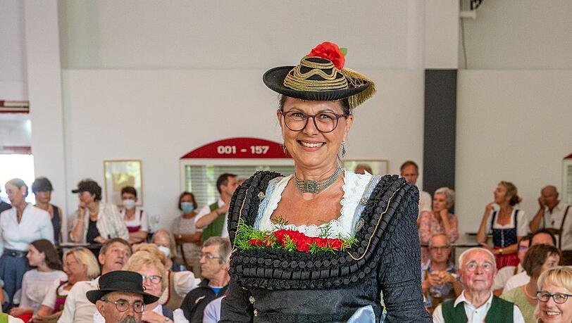 CSU-Politikerin Ilse Aigner hat sich auf einer Kutschfahrt in Oberbayern blaue Flecken zugezogen. - Rechts: Ein Pferd ist im September bei einem Unfall in Niederbayern auf dieses Auto gesprungen.